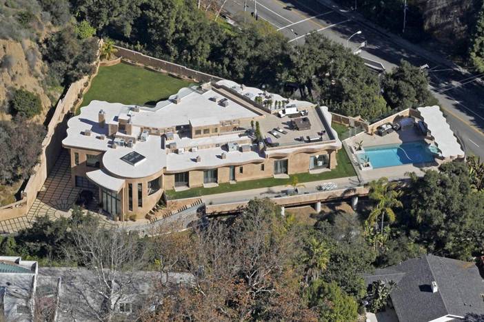 Rihanna Lists $15m La Home With Massive Pool