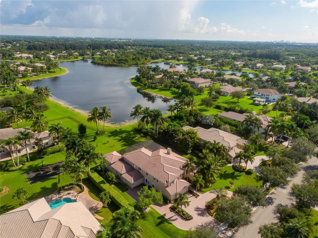 Luxurious Lakefront Residence in Long Lake Ranches