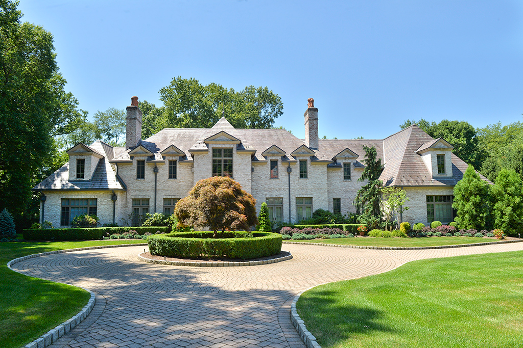 Vicki Gaily Presents A Spectacular Estate In Saddle River